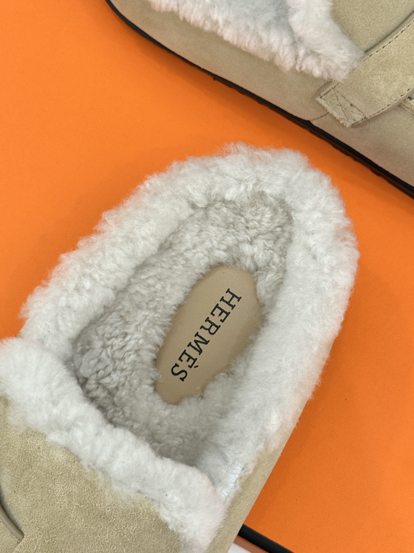 Hermès/爱马仕26WF新品 皮带扣情侣款包头勃肯毛拖 H家女孩秋冬必入 这双真的值得入手 踩上自带松弛氛围感 毛绒