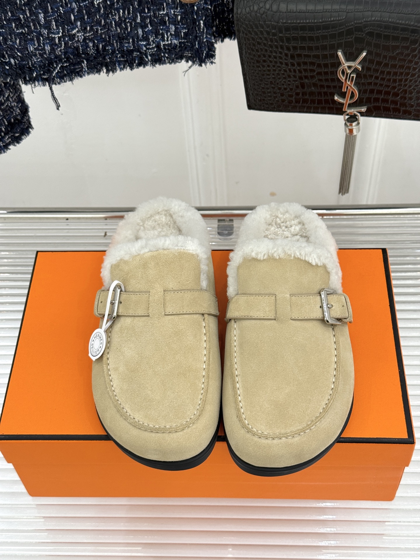 Hermès/爱马仕26WF新品 皮带扣情侣款包头勃肯毛拖 H家女孩秋冬必入 这双真的值得入手 踩上自带松弛氛围感 毛绒