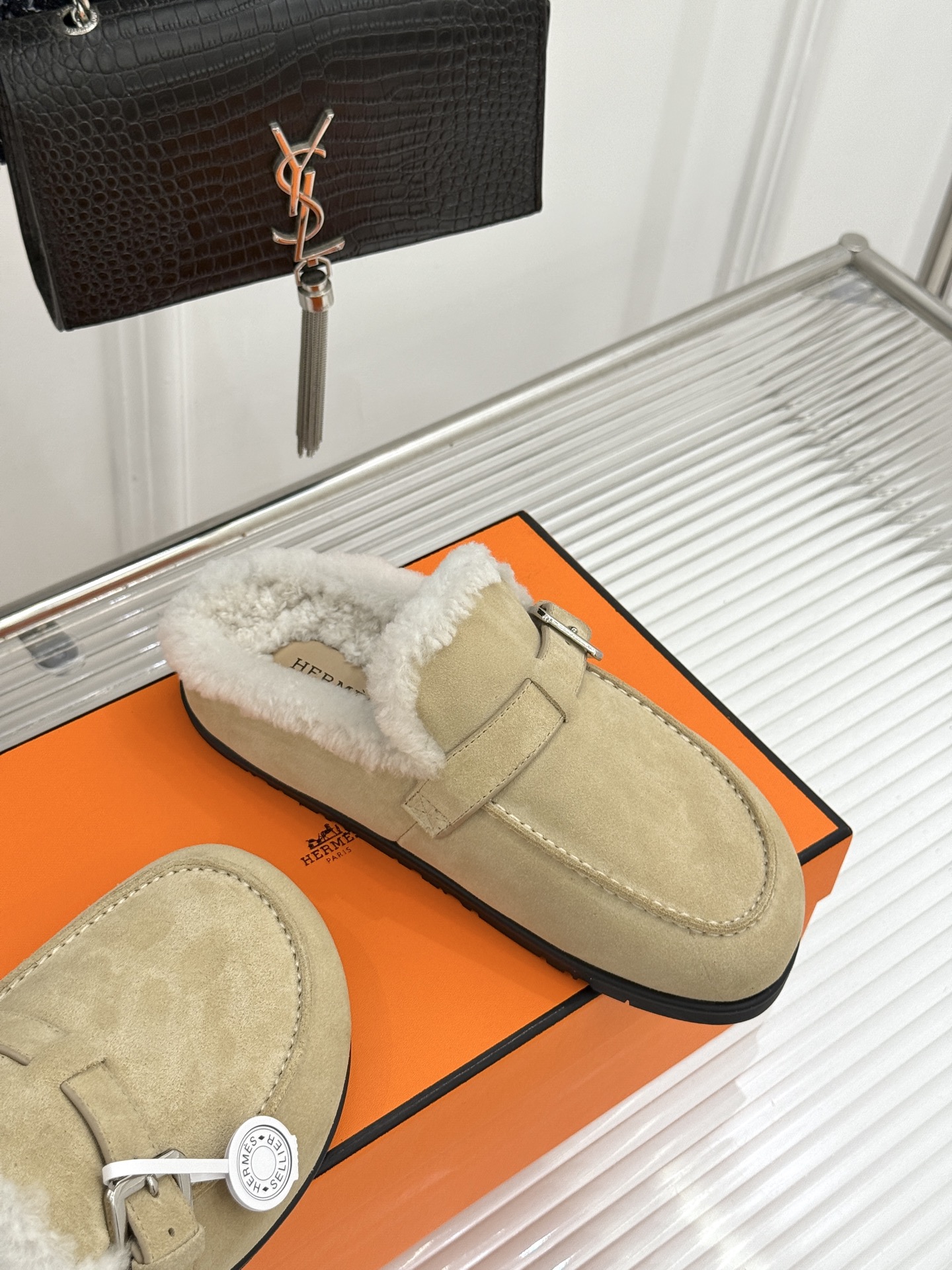 Hermès/爱马仕26WF新品 皮带扣情侣款包头勃肯毛拖 H家女孩秋冬必入 这双真的值得入手 踩上自带松弛氛围感 毛绒