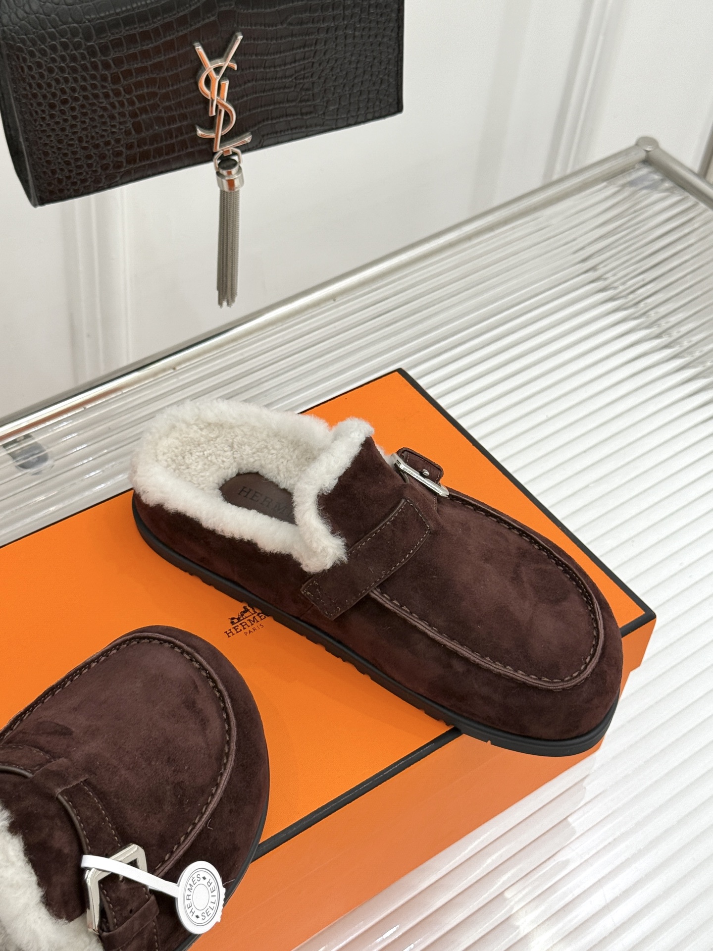 Hermès/爱马仕26WF新品 皮带扣情侣款包头勃肯毛拖 H家女孩秋冬必入 这双真的值得入手 踩上自带松弛氛围感 毛绒