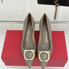 Ferragamo/菲拉格慕经典 大金属扣尖头高跟鞋 马蹄金属扣辨识度高 羊皮鞋面细腻软糯 尖头衬得脚纤瘦 黄金跟高稳当 Ferragamo/菲拉格慕经典 大金属扣尖头高跟鞋 马蹄金属扣辨识度高 羊皮鞋面细腻软糯 尖头衬得脚纤瘦 黄金跟高稳当