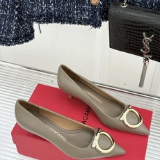 Ferragamo/菲拉格慕经典 大金属扣尖头高跟鞋 马蹄金属扣辨识度高 羊皮鞋面细腻软糯 尖头衬得脚纤瘦 黄金跟高稳当 Ferragamo/菲拉格慕经典 大金属扣尖头高跟鞋 马蹄金属扣辨识度高 羊皮鞋面细腻软糯 尖头衬得脚纤瘦 黄金跟高稳当