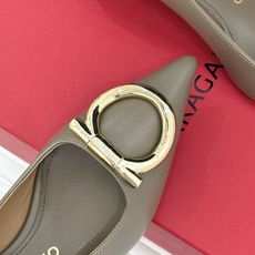 Ferragamo/菲拉格慕经典 大金属扣尖头高跟鞋 马蹄金属扣辨识度高 羊皮鞋面细腻软糯 尖头衬得脚纤瘦 黄金跟高稳当 Ferragamo/菲拉格慕经典 大金属扣尖头高跟鞋 马蹄金属扣辨识度高 羊皮鞋面细腻软糯 尖头衬得脚纤瘦 黄金跟高稳当