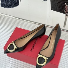 Ferragamo/菲拉格慕经典 大金属扣尖头高跟鞋 马蹄金属扣辨识度高 羊皮鞋面细腻软糯 尖头衬得脚纤瘦 黄金跟高稳当 Ferragamo/菲拉格慕经典 大金属扣尖头高跟鞋 马蹄金属扣辨识度高 羊皮鞋面细腻软糯 尖头衬得脚纤瘦 黄金跟高稳当