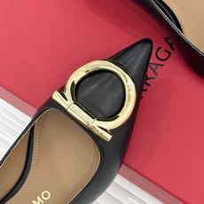 Ferragamo/菲拉格慕经典 大金属扣尖头高跟鞋 马蹄金属扣辨识度高 羊皮鞋面细腻软糯 尖头衬得脚纤瘦 黄金跟高稳当 Ferragamo/菲拉格慕经典 大金属扣尖头高跟鞋 马蹄金属扣辨识度高 羊皮鞋面细腻软糯 尖头衬得脚纤瘦 黄金跟高稳当