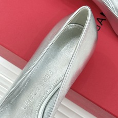 Ferragamo/菲拉格慕经典 大金属扣尖头高跟鞋 马蹄金属扣辨识度高 羊皮鞋面细腻软糯 尖头衬得脚纤瘦 黄金跟高稳当 Ferragamo/菲拉格慕经典 大金属扣尖头高跟鞋 马蹄金属扣辨识度高 羊皮鞋面细腻软糯 尖头衬得脚纤瘦 黄金跟高稳当