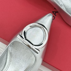 Ferragamo/菲拉格慕经典 大金属扣尖头高跟鞋 马蹄金属扣辨识度高 羊皮鞋面细腻软糯 尖头衬得脚纤瘦 黄金跟高稳当 Ferragamo/菲拉格慕经典 大金属扣尖头高跟鞋 马蹄金属扣辨识度高 羊皮鞋面细腻软糯 尖头衬得脚纤瘦 黄金跟高稳当