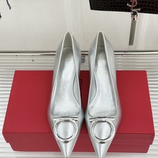 Ferragamo/菲拉格慕经典 大金属扣尖头高跟鞋 马蹄金属扣辨识度高 羊皮鞋面细腻软糯 尖头衬得脚纤瘦 黄金跟高稳当 Ferragamo/菲拉格慕经典 大金属扣尖头高跟鞋 马蹄金属扣辨识度高 羊皮鞋面细腻软糯 尖头衬得脚纤瘦 黄金跟高稳当