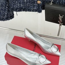 Ferragamo/菲拉格慕经典 大金属扣尖头高跟鞋 马蹄金属扣辨识度高 羊皮鞋面细腻软糯 尖头衬得脚纤瘦 黄金跟高稳当 Ferragamo/菲拉格慕经典 大金属扣尖头高跟鞋 马蹄金属扣辨识度高 羊皮鞋面细腻软糯 尖头衬得脚纤瘦 黄金跟高稳当