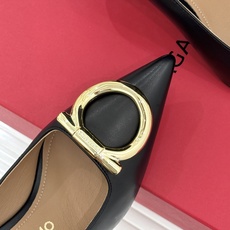 Ferragamo/菲拉格慕经典 大金属扣尖头高跟鞋 马蹄金属扣辨识度高 羊皮鞋面细腻软糯 尖头衬得脚纤瘦 黄金跟高稳当 Ferragamo/菲拉格慕经典 大金属扣尖头高跟鞋 马蹄金属扣辨识度高 羊皮鞋面细腻软糯 尖头衬得脚纤瘦 黄金跟高稳当