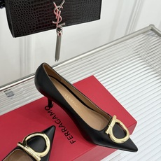 Ferragamo/菲拉格慕经典 大金属扣尖头高跟鞋 马蹄金属扣辨识度高 羊皮鞋面细腻软糯 尖头衬得脚纤瘦 黄金跟高稳当 Ferragamo/菲拉格慕经典 大金属扣尖头高跟鞋 马蹄金属扣辨识度高 羊皮鞋面细腻软糯 尖头衬得脚纤瘦 黄金跟高稳当