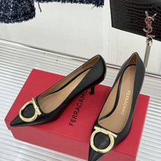 Ferragamo/菲拉格慕经典 大金属扣尖头高跟鞋 马蹄金属扣辨识度高 羊皮鞋面细腻软糯 尖头衬得脚纤瘦 黄金跟高稳当 Ferragamo/菲拉格慕经典 大金属扣尖头高跟鞋 马蹄金属扣辨识度高 羊皮鞋面细腻软糯 尖头衬得脚纤瘦 黄金跟高稳当