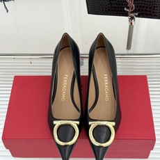 Ferragamo/菲拉格慕经典 大金属扣尖头高跟鞋 马蹄金属扣辨识度高 羊皮鞋面细腻软糯 尖头衬得脚纤瘦 黄金跟高稳当 Ferragamo/菲拉格慕经典 大金属扣尖头高跟鞋 马蹄金属扣辨识度高 羊皮鞋面细腻软糯 尖头衬得脚纤瘦 黄金跟高稳当