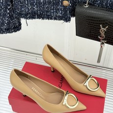 Ferragamo/菲拉格慕经典 大金属扣尖头高跟鞋 马蹄金属扣辨识度高 羊皮鞋面细腻软糯 尖头衬得脚纤瘦 黄金跟高稳当 Ferragamo/菲拉格慕经典 大金属扣尖头高跟鞋 马蹄金属扣辨识度高 羊皮鞋面细腻软糯 尖头衬得脚纤瘦 黄金跟高稳当