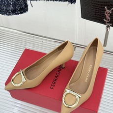 Ferragamo/菲拉格慕经典 大金属扣尖头高跟鞋 马蹄金属扣辨识度高 羊皮鞋面细腻软糯 尖头衬得脚纤瘦 黄金跟高稳当 Ferragamo/菲拉格慕经典 大金属扣尖头高跟鞋 马蹄金属扣辨识度高 羊皮鞋面细腻软糯 尖头衬得脚纤瘦 黄金跟高稳当