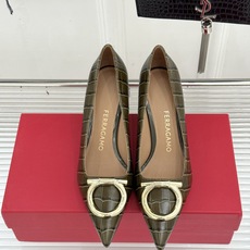 Ferragamo/菲拉格慕经典 大金属扣尖头高跟鞋 马蹄金属扣辨识度高 羊皮鞋面细腻软糯 尖头衬得脚纤瘦 黄金跟高稳当 Ferragamo/菲拉格慕经典 大金属扣尖头高跟鞋 马蹄金属扣辨识度高 羊皮鞋面细腻软糯 尖头衬得脚纤瘦 黄金跟高稳当