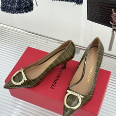 Ferragamo/菲拉格慕经典 大金属扣尖头高跟鞋 马蹄金属扣辨识度高 羊皮鞋面细腻软糯 尖头衬得脚纤瘦 黄金跟高稳当 Ferragamo/菲拉格慕经典 大金属扣尖头高跟鞋 马蹄金属扣辨识度高 羊皮鞋面细腻软糯 尖头衬得脚纤瘦 黄金跟高稳当