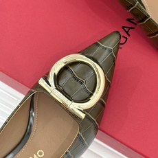 Ferragamo/菲拉格慕经典 大金属扣尖头高跟鞋 马蹄金属扣辨识度高 羊皮鞋面细腻软糯 尖头衬得脚纤瘦 黄金跟高稳当 Ferragamo/菲拉格慕经典 大金属扣尖头高跟鞋 马蹄金属扣辨识度高 羊皮鞋面细腻软糯 尖头衬得脚纤瘦 黄金跟高稳当