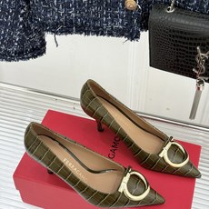 Ferragamo/菲拉格慕经典 大金属扣尖头高跟鞋 马蹄金属扣辨识度高 羊皮鞋面细腻软糯 尖头衬得脚纤瘦 黄金跟高稳当 Ferragamo/菲拉格慕经典 大金属扣尖头高跟鞋 马蹄金属扣辨识度高 羊皮鞋面细腻软糯 尖头衬得脚纤瘦 黄金跟高稳当