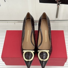 Ferragamo/菲拉格慕经典 大金属扣尖头高跟鞋 马蹄金属扣辨识度高 羊皮鞋面细腻软糯 尖头衬得脚纤瘦 黄金跟高稳当 Ferragamo/菲拉格慕经典 大金属扣尖头高跟鞋 马蹄金属扣辨识度高 羊皮鞋面细腻软糯 尖头衬得脚纤瘦 黄金跟高稳当