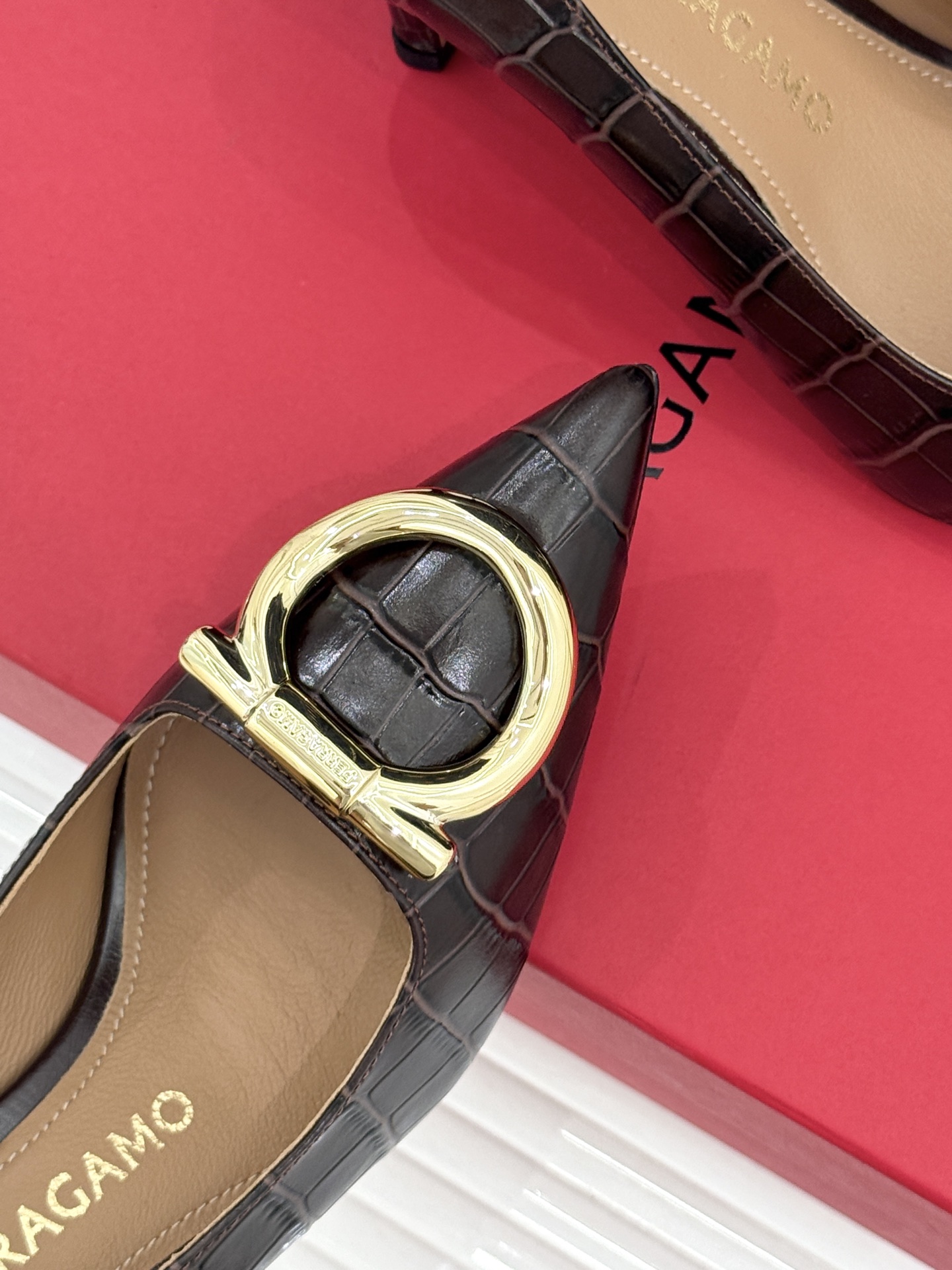 Ferragamo/菲拉格慕经典 大金属扣尖头高跟鞋 马蹄金属扣辨识度高 羊皮鞋面细腻软糯 尖头衬得脚纤瘦 黄金跟高稳当 Ferragamo/菲拉格慕经典 大金属扣尖头高跟鞋 马蹄金属扣辨识度高 羊皮鞋面细腻软糯 尖头衬得脚纤瘦 黄金跟高稳当