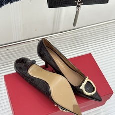 Ferragamo/菲拉格慕经典 大金属扣尖头高跟鞋 马蹄金属扣辨识度高 羊皮鞋面细腻软糯 尖头衬得脚纤瘦 黄金跟高稳当 Ferragamo/菲拉格慕经典 大金属扣尖头高跟鞋 马蹄金属扣辨识度高 羊皮鞋面细腻软糯 尖头衬得脚纤瘦 黄金跟高稳当