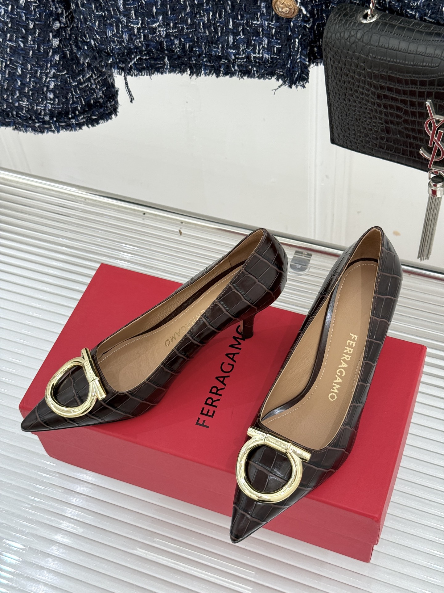 Ferragamo/菲拉格慕经典 大金属扣尖头高跟鞋 马蹄金属扣辨识度高 羊皮鞋面细腻软糯 尖头衬得脚纤瘦 黄金跟高稳当 Ferragamo/菲拉格慕经典 大金属扣尖头高跟鞋 马蹄金属扣辨识度高 羊皮鞋面细腻软糯 尖头衬得脚纤瘦 黄金跟高稳当