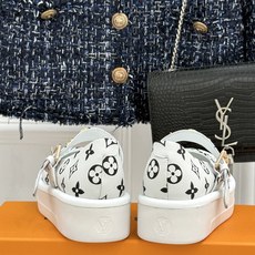 L*V驴家26WF新品老花 五金扣厚底玛丽珍鞋 金属搭扣印着老花标识 经典老花铺陈鞋身 厚底轻量又软弹 复古圆头衬得脚纤 L*V驴家26WF新品老花 五金扣厚底玛丽珍鞋 金属搭扣印着老花标识 经典老花铺陈鞋身 厚底轻量又软弹 复古圆头衬得脚纤