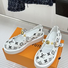 L*V驴家26WF新品老花 五金扣厚底玛丽珍鞋 金属搭扣印着老花标识 经典老花铺陈鞋身 厚底轻量又软弹 复古圆头衬得脚纤 L*V驴家26WF新品老花 五金扣厚底玛丽珍鞋 金属搭扣印着老花标识 经典老花铺陈鞋身 厚底轻量又软弹 复古圆头衬得脚纤