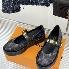 L*V驴家26WF新品老花 五金扣厚底玛丽珍鞋 金属搭扣印着老花标识 经典老花铺陈鞋身 厚底轻量又软弹 复古圆头衬得脚纤 L*V驴家26WF新品老花 五金扣厚底玛丽珍鞋 金属搭扣印着老花标识 经典老花铺陈鞋身 厚底轻量又软弹 复古圆头衬得脚纤