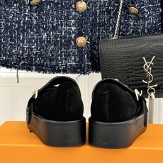L*V驴家26WF新品老花 五金扣厚底玛丽珍鞋 金属搭扣印着老花标识 经典老花铺陈鞋身 厚底轻量又软弹 复古圆头衬得脚纤 L*V驴家26WF新品老花 五金扣厚底玛丽珍鞋 金属搭扣印着老花标识 经典老花铺陈鞋身 厚底轻量又软弹 复古圆头衬得脚纤