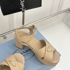 Prada/普拉达26WF新品复古 三角标交叉带防水台粗跟凉鞋 三角标复古感直接拉满 交叉带勾勒纤细足背线 防水台粗跟稳 Prada/普拉达26WF新品复古 三角标交叉带防水台粗跟凉鞋 三角标复古感直接拉满 交叉带勾勒纤细足背线 防水台粗跟稳