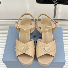 Prada/普拉达26WF新品复古 三角标交叉带防水台粗跟凉鞋 三角标复古感直接拉满 交叉带勾勒纤细足背线 防水台粗跟稳 Prada/普拉达26WF新品复古 三角标交叉带防水台粗跟凉鞋 三角标复古感直接拉满 交叉带勾勒纤细足背线 防水台粗跟稳