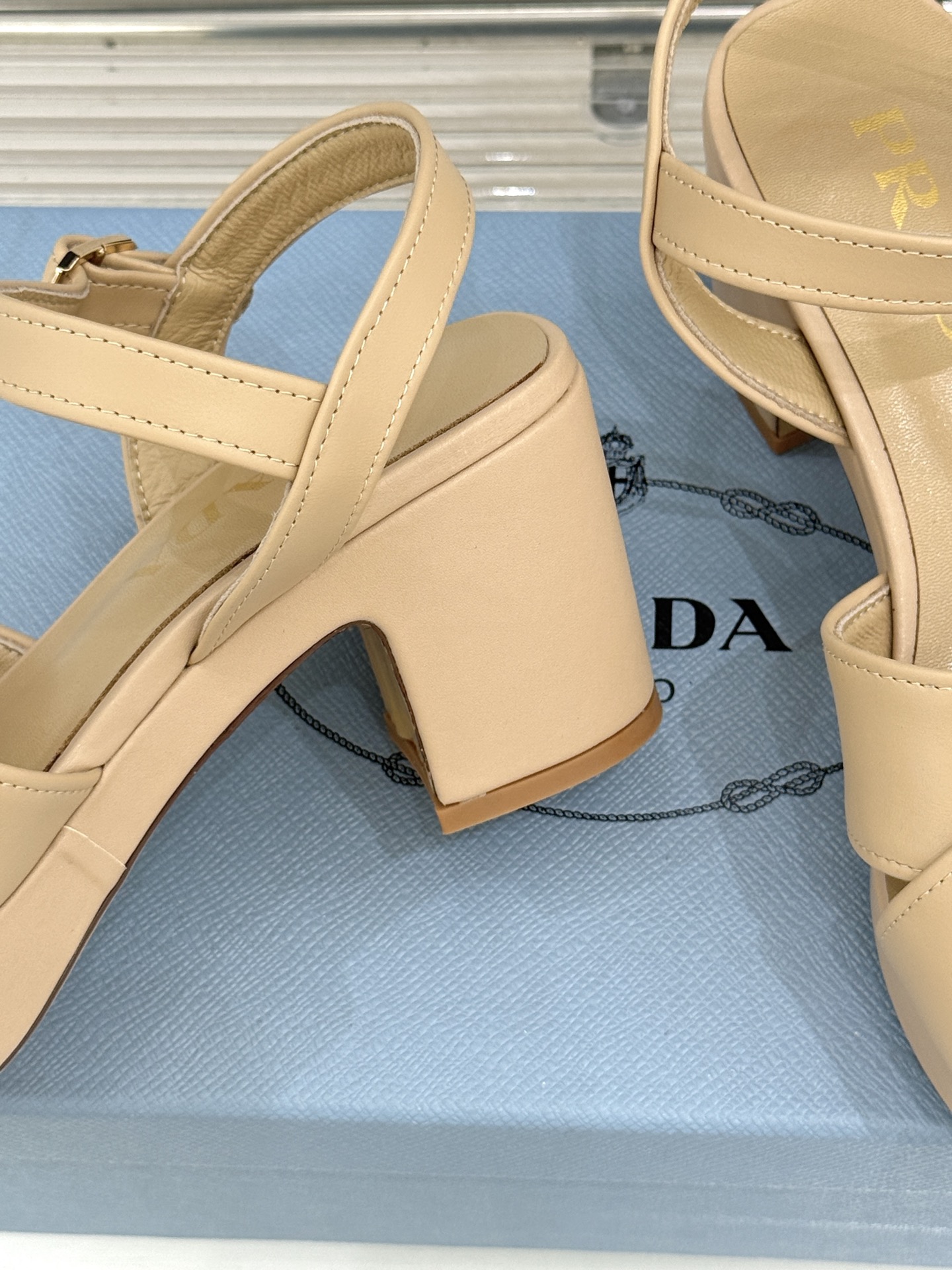 Prada/普拉达26WF新品复古 三角标交叉带防水台粗跟凉鞋 三角标复古感直接拉满 交叉带勾勒纤细足背线 防水台粗跟稳 Prada/普拉达26WF新品复古 三角标交叉带防水台粗跟凉鞋 三角标复古感直接拉满 交叉带勾勒纤细足背线 防水台粗跟稳