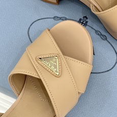 Prada/普拉达26WF新品复古 三角标交叉带防水台粗跟凉鞋 三角标复古感直接拉满 交叉带勾勒纤细足背线 防水台粗跟稳 Prada/普拉达26WF新品复古 三角标交叉带防水台粗跟凉鞋 三角标复古感直接拉满 交叉带勾勒纤细足背线 防水台粗跟稳