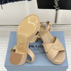 Prada/普拉达26WF新品复古 三角标交叉带防水台粗跟凉鞋 三角标复古感直接拉满 交叉带勾勒纤细足背线 防水台粗跟稳 Prada/普拉达26WF新品复古 三角标交叉带防水台粗跟凉鞋 三角标复古感直接拉满 交叉带勾勒纤细足背线 防水台粗跟稳