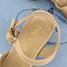 Prada/普拉达26WF新品复古 三角标交叉带防水台粗跟凉鞋 三角标复古感直接拉满 交叉带勾勒纤细足背线 防水台粗跟稳 Prada/普拉达26WF新品复古 三角标交叉带防水台粗跟凉鞋 三角标复古感直接拉满 交叉带勾勒纤细足背线 防水台粗跟稳