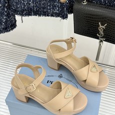 Prada/普拉达26WF新品复古 三角标交叉带防水台粗跟凉鞋 三角标复古感直接拉满 交叉带勾勒纤细足背线 防水台粗跟稳 Prada/普拉达26WF新品复古 三角标交叉带防水台粗跟凉鞋 三角标复古感直接拉满 交叉带勾勒纤细足背线 防水台粗跟稳