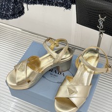 Prada/普拉达26WF新品复古 三角标交叉带防水台粗跟凉鞋 三角标复古感直接拉满 交叉带勾勒纤细足背线 防水台粗跟稳 Prada/普拉达26WF新品复古 三角标交叉带防水台粗跟凉鞋 三角标复古感直接拉满 交叉带勾勒纤细足背线 防水台粗跟稳
