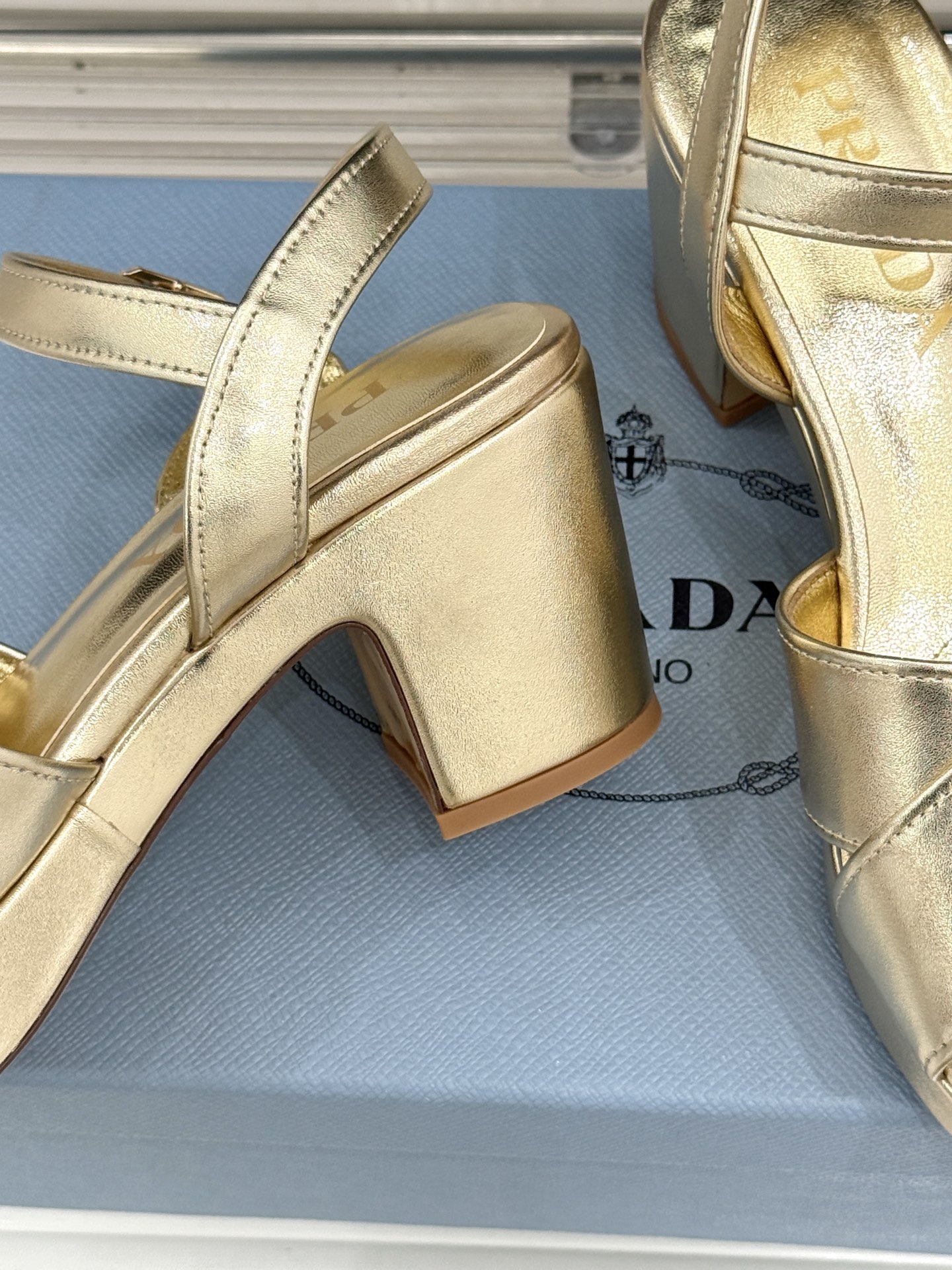 Prada/普拉达26WF新品复古 三角标交叉带防水台粗跟凉鞋 三角标复古感直接拉满 交叉带勾勒纤细足背线 防水台粗跟稳 Prada/普拉达26WF新品复古 三角标交叉带防水台粗跟凉鞋 三角标复古感直接拉满 交叉带勾勒纤细足背线 防水台粗跟稳