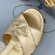Prada/普拉达26WF新品复古 三角标交叉带防水台粗跟凉鞋 三角标复古感直接拉满 交叉带勾勒纤细足背线 防水台粗跟稳 Prada/普拉达26WF新品复古 三角标交叉带防水台粗跟凉鞋 三角标复古感直接拉满 交叉带勾勒纤细足背线 防水台粗跟稳