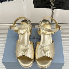 Prada/普拉达26WF新品复古 三角标交叉带防水台粗跟凉鞋 三角标复古感直接拉满 交叉带勾勒纤细足背线 防水台粗跟稳 Prada/普拉达26WF新品复古 三角标交叉带防水台粗跟凉鞋 三角标复古感直接拉满 交叉带勾勒纤细足背线 防水台粗跟稳