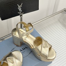 Prada/普拉达26WF新品复古 三角标交叉带防水台粗跟凉鞋 三角标复古感直接拉满 交叉带勾勒纤细足背线 防水台粗跟稳 Prada/普拉达26WF新品复古 三角标交叉带防水台粗跟凉鞋 三角标复古感直接拉满 交叉带勾勒纤细足背线 防水台粗跟稳