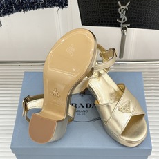 Prada/普拉达26WF新品复古 三角标交叉带防水台粗跟凉鞋 三角标复古感直接拉满 交叉带勾勒纤细足背线 防水台粗跟稳 Prada/普拉达26WF新品复古 三角标交叉带防水台粗跟凉鞋 三角标复古感直接拉满 交叉带勾勒纤细足背线 防水台粗跟稳