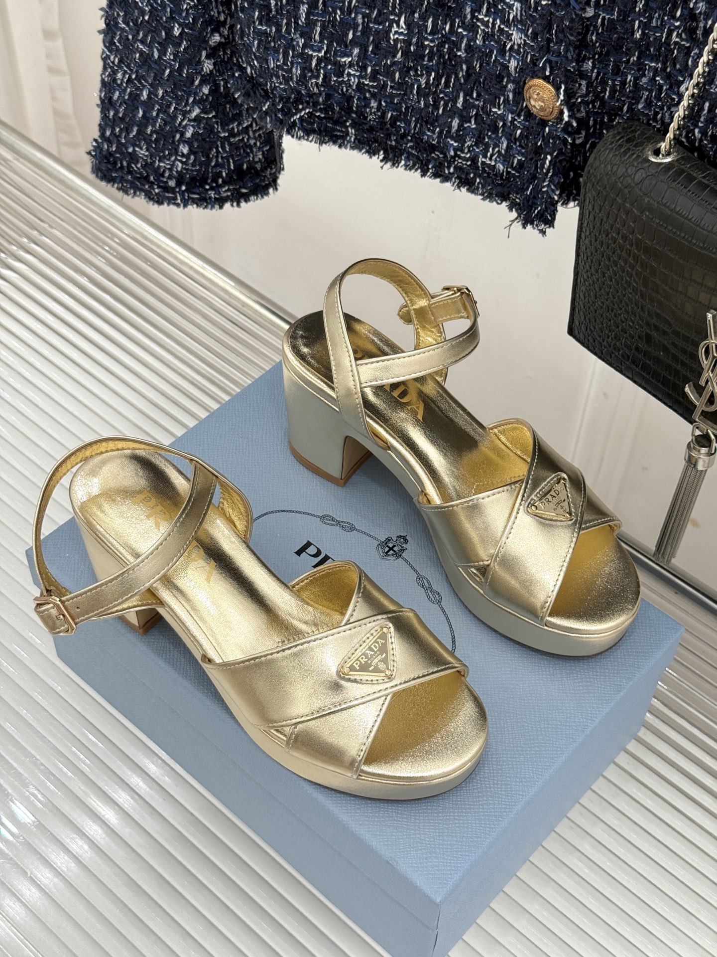 Prada/普拉达26WF新品复古 三角标交叉带防水台粗跟凉鞋 三角标复古感直接拉满 交叉带勾勒纤细足背线 防水台粗跟稳 Prada/普拉达26WF新品复古 三角标交叉带防水台粗跟凉鞋 三角标复古感直接拉满 交叉带勾勒纤细足背线 防水台粗跟稳
