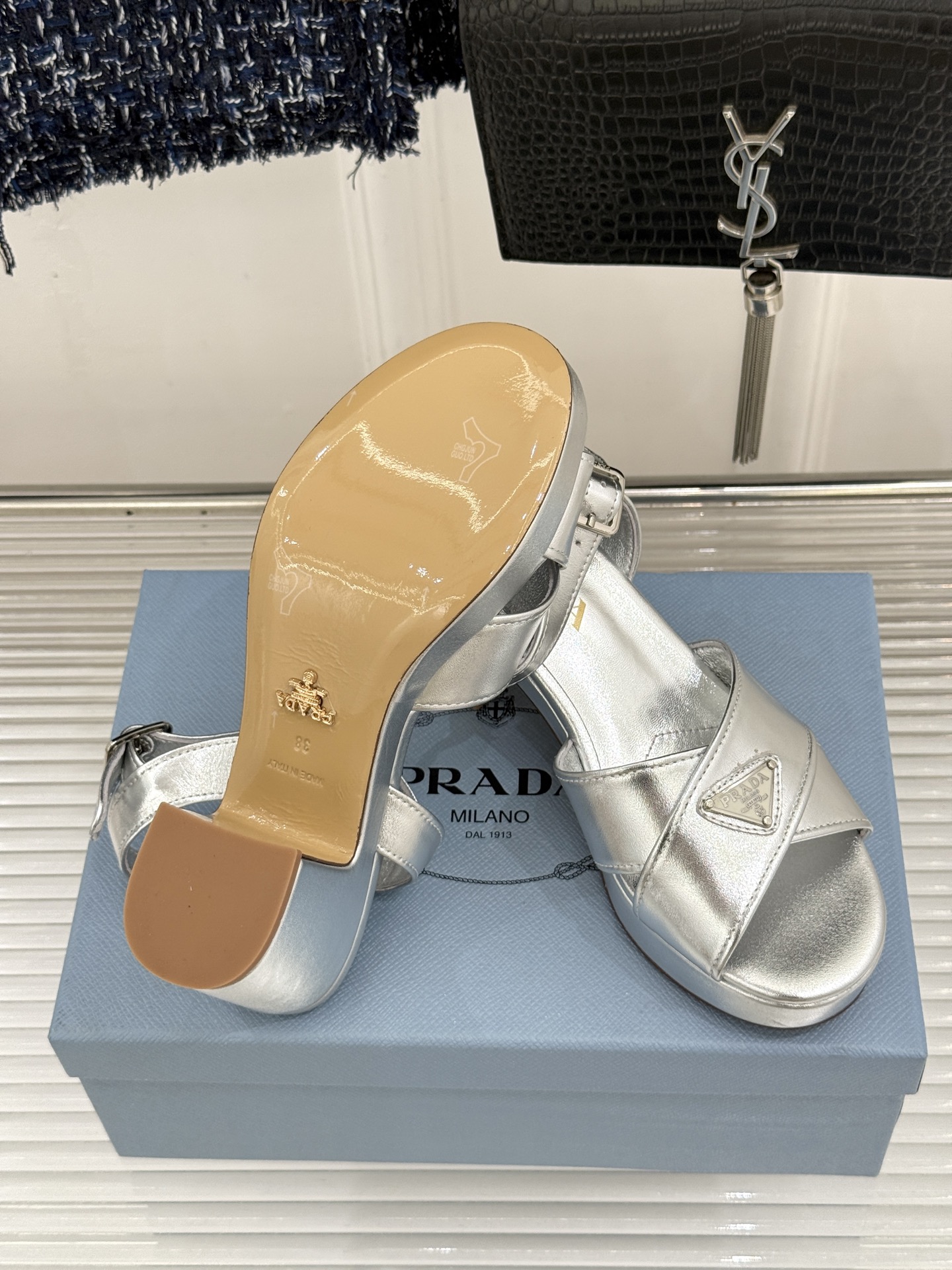 Prada/普拉达26WF新品复古 三角标交叉带防水台粗跟凉鞋 三角标复古感直接拉满 交叉带勾勒纤细足背线 防水台粗跟稳 Prada/普拉达26WF新品复古 三角标交叉带防水台粗跟凉鞋 三角标复古感直接拉满 交叉带勾勒纤细足背线 防水台粗跟稳