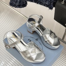 Prada/普拉达26WF新品复古 三角标交叉带防水台粗跟凉鞋 三角标复古感直接拉满 交叉带勾勒纤细足背线 防水台粗跟稳 Prada/普拉达26WF新品复古 三角标交叉带防水台粗跟凉鞋 三角标复古感直接拉满 交叉带勾勒纤细足背线 防水台粗跟稳