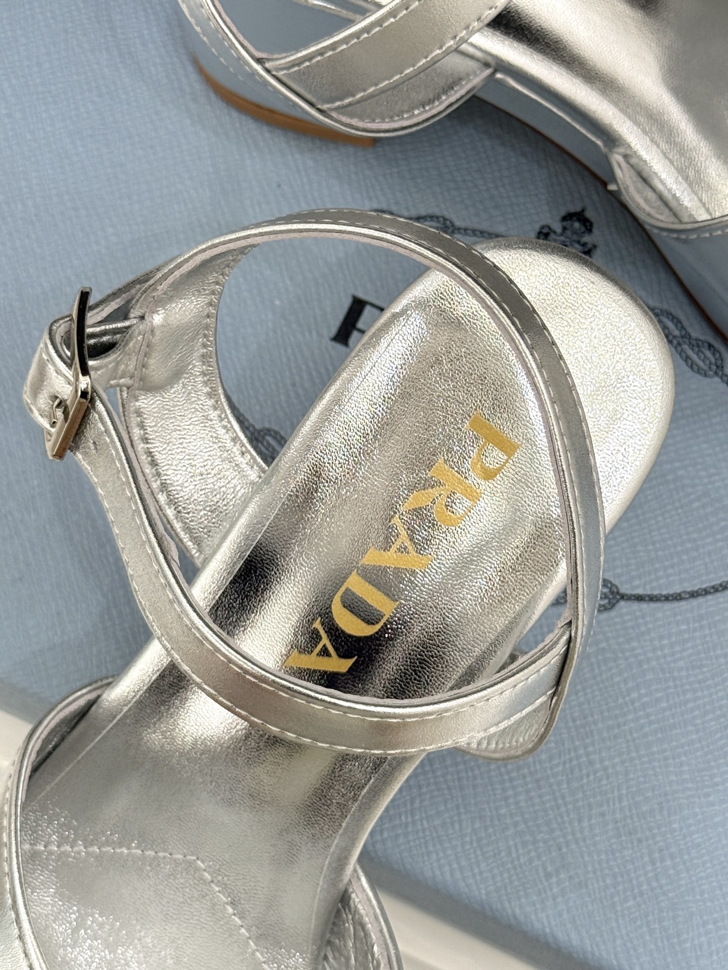 Prada/普拉达26WF新品复古 三角标交叉带防水台粗跟凉鞋 三角标复古感直接拉满 交叉带勾勒纤细足背线 防水台粗跟稳 Prada/普拉达26WF新品复古 三角标交叉带防水台粗跟凉鞋 三角标复古感直接拉满 交叉带勾勒纤细足背线 防水台粗跟稳