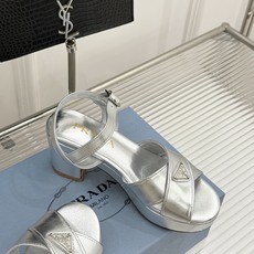 Prada/普拉达26WF新品复古 三角标交叉带防水台粗跟凉鞋 三角标复古感直接拉满 交叉带勾勒纤细足背线 防水台粗跟稳 Prada/普拉达26WF新品复古 三角标交叉带防水台粗跟凉鞋 三角标复古感直接拉满 交叉带勾勒纤细足背线 防水台粗跟稳