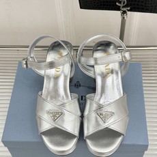 Prada/普拉达26WF新品复古 三角标交叉带防水台粗跟凉鞋 三角标复古感直接拉满 交叉带勾勒纤细足背线 防水台粗跟稳 Prada/普拉达26WF新品复古 三角标交叉带防水台粗跟凉鞋 三角标复古感直接拉满 交叉带勾勒纤细足背线 防水台粗跟稳
